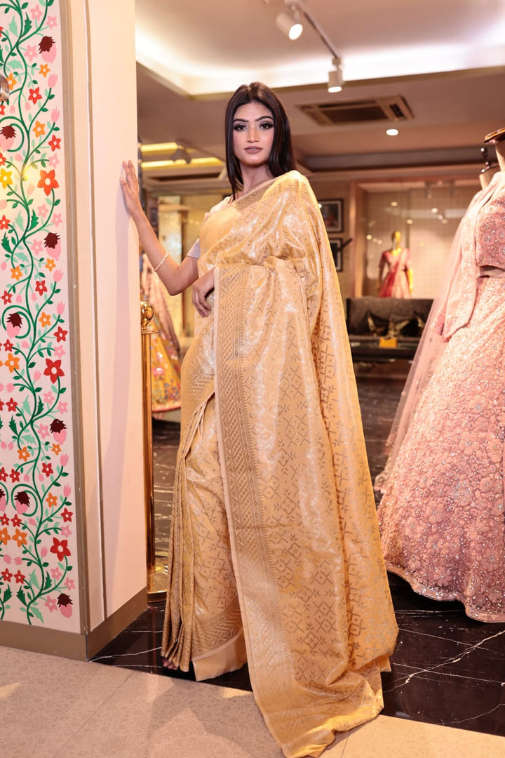 Elegant Cream Handloom Saree with Intricate Woven Patterns