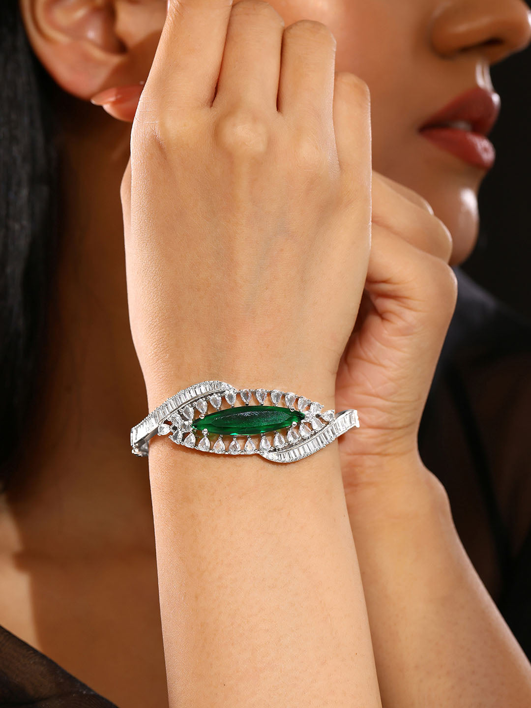 Green AD Stones kada Stylish Silver Plating Bracelet