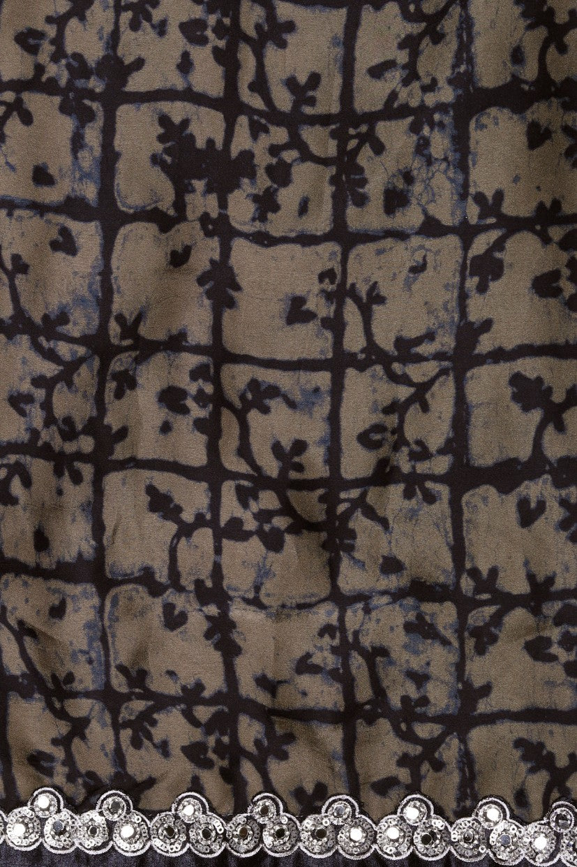 Adorable geometrical motif printed saree