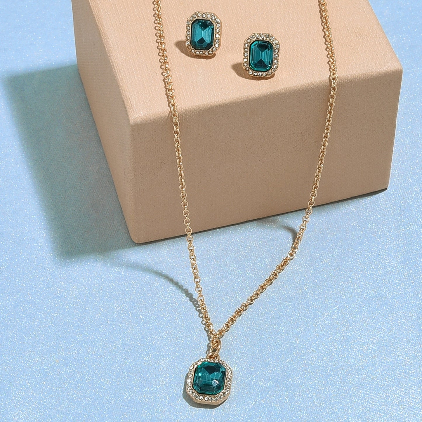 London Women'S Gold & Green Emerald Pendant And Earring Set