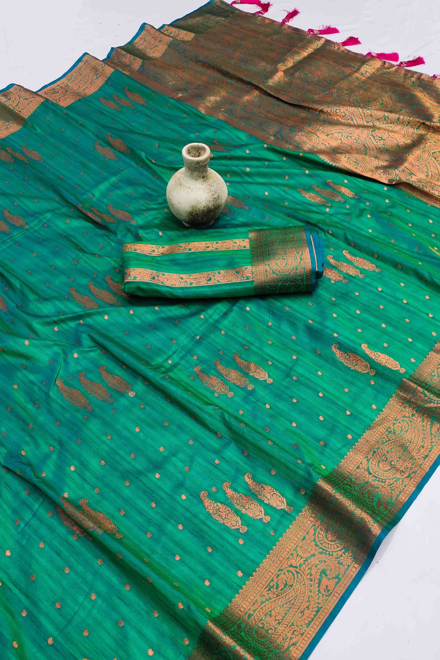 Arresting Rama Soft Banarasi Silk Saree With Incomparable Blouse Piece