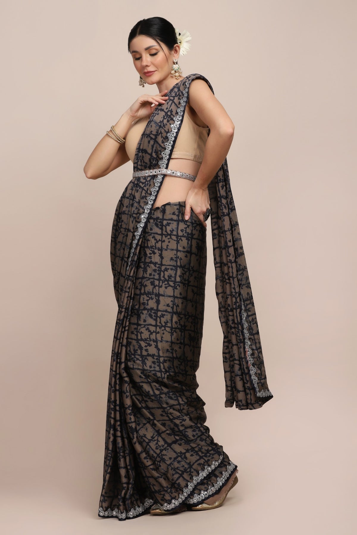 Adorable geometrical motif printed saree