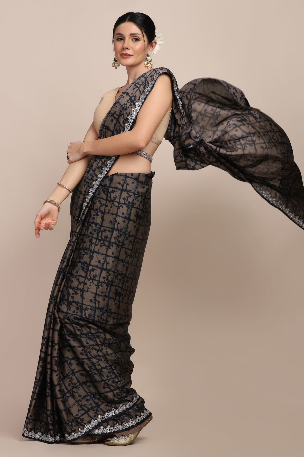 Adorable geometrical motif printed saree