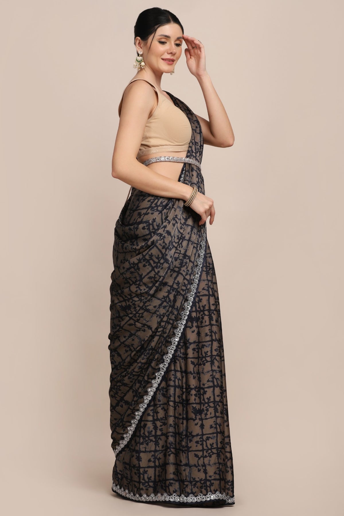 Adorable geometrical motif printed saree