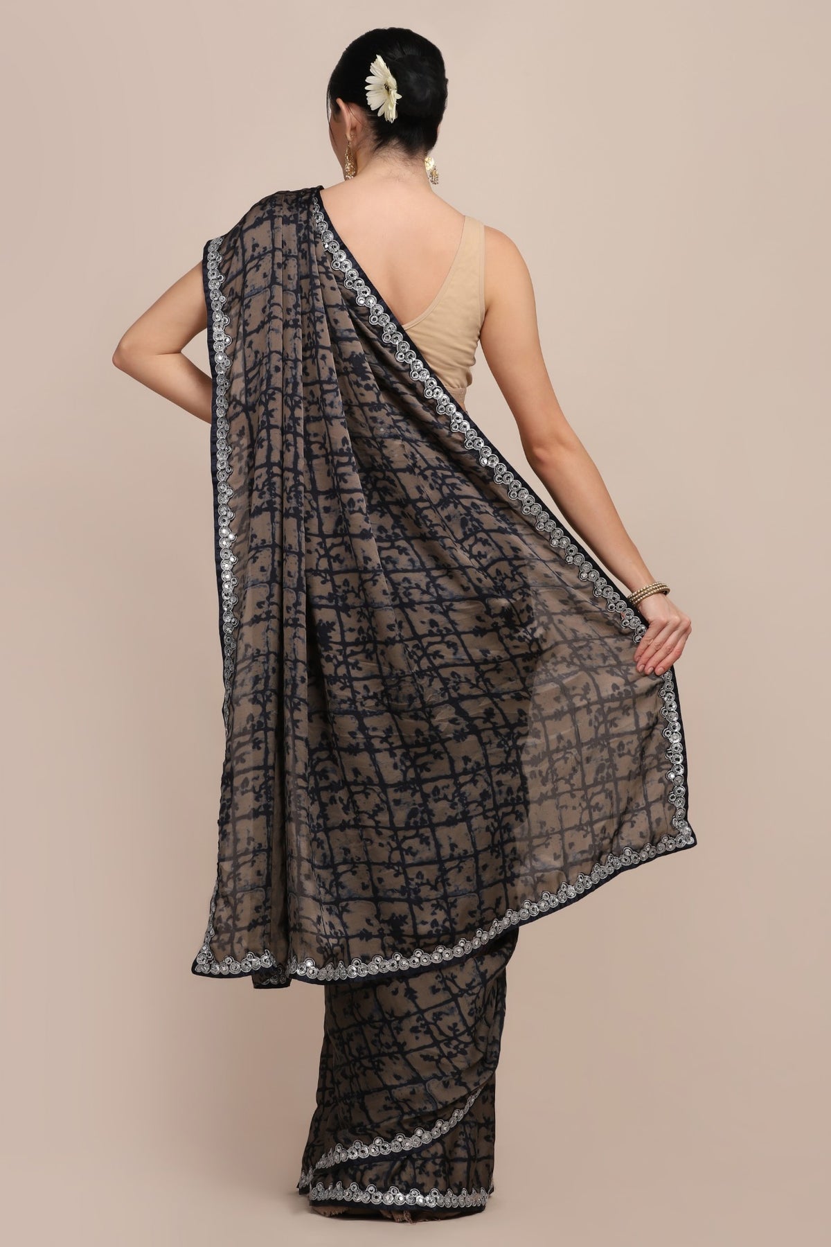 Adorable geometrical motif printed saree