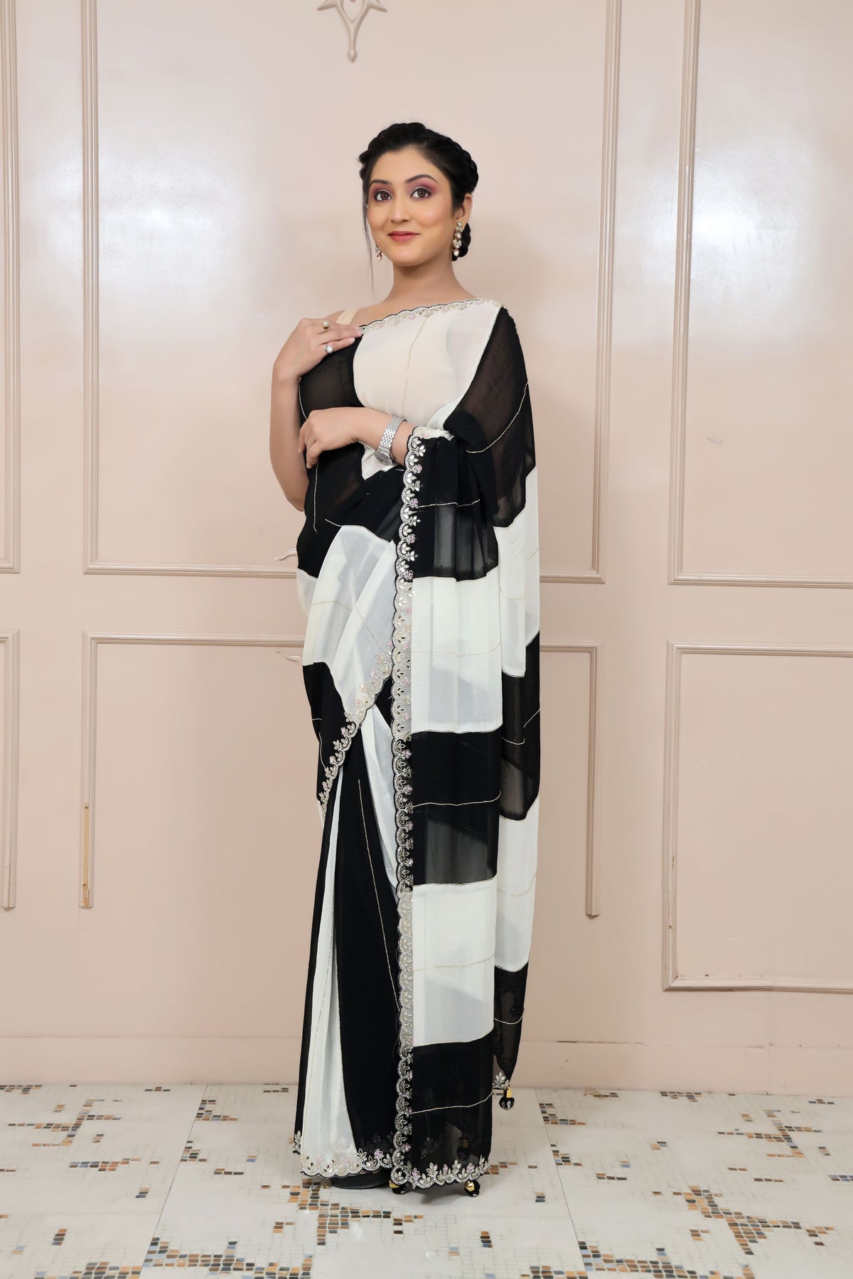 adorable black & white color geometrical motif saree