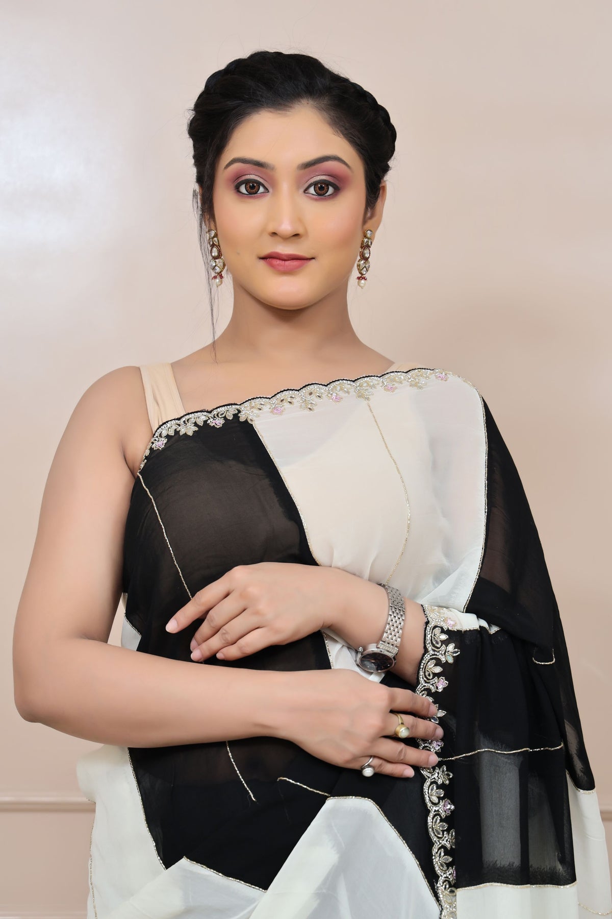 adorable black & white color geometrical motif saree