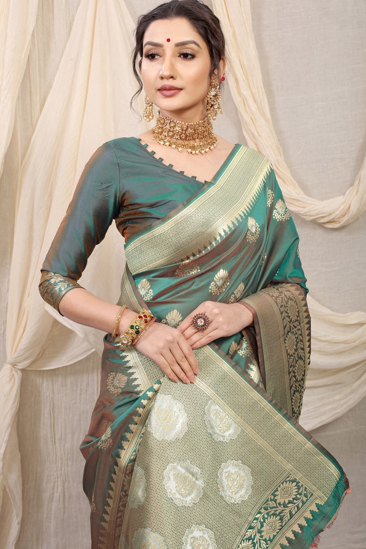 Confounding Grey Kanjivaram Silk With Effervescent Blouse Piece