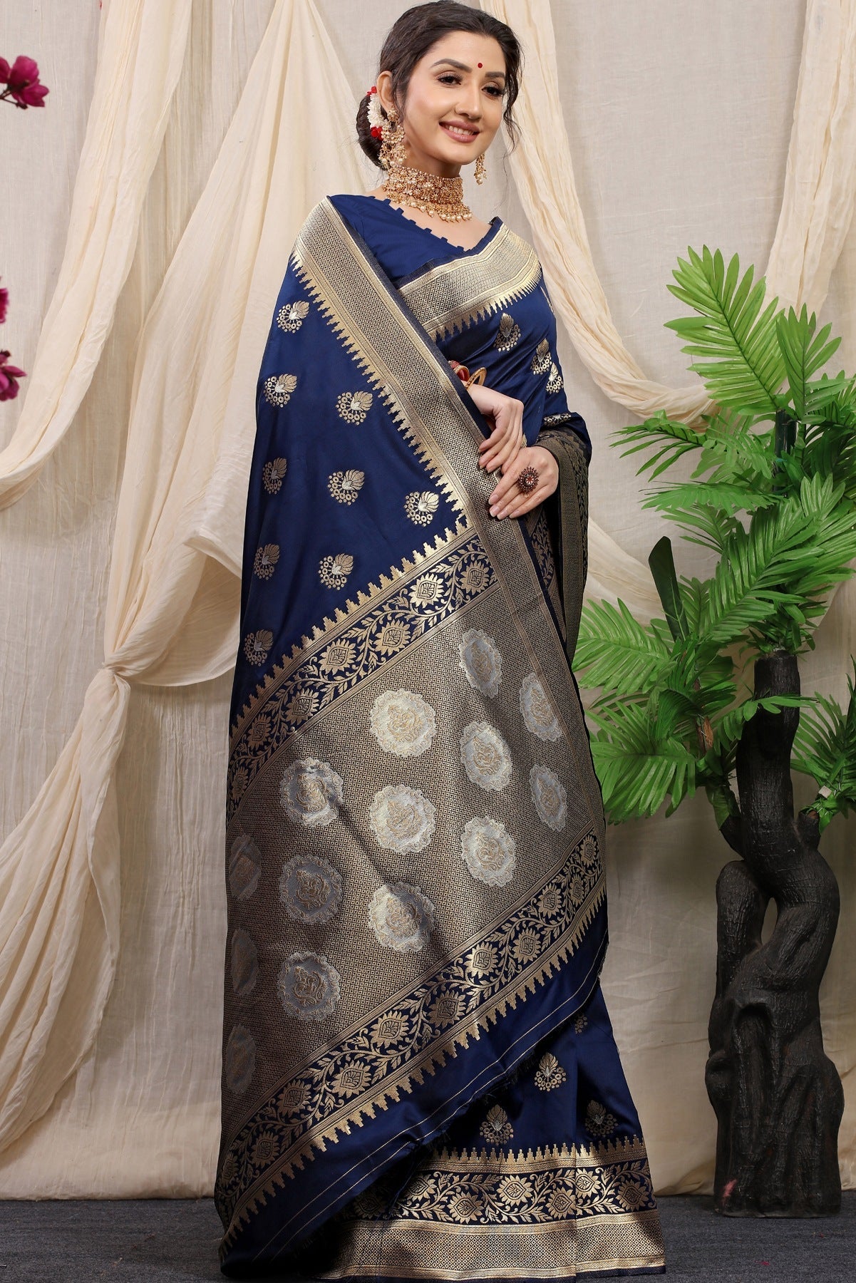 Devastating Navy Blue Kanjivaram Silk With Effervescent Blouse Piece
