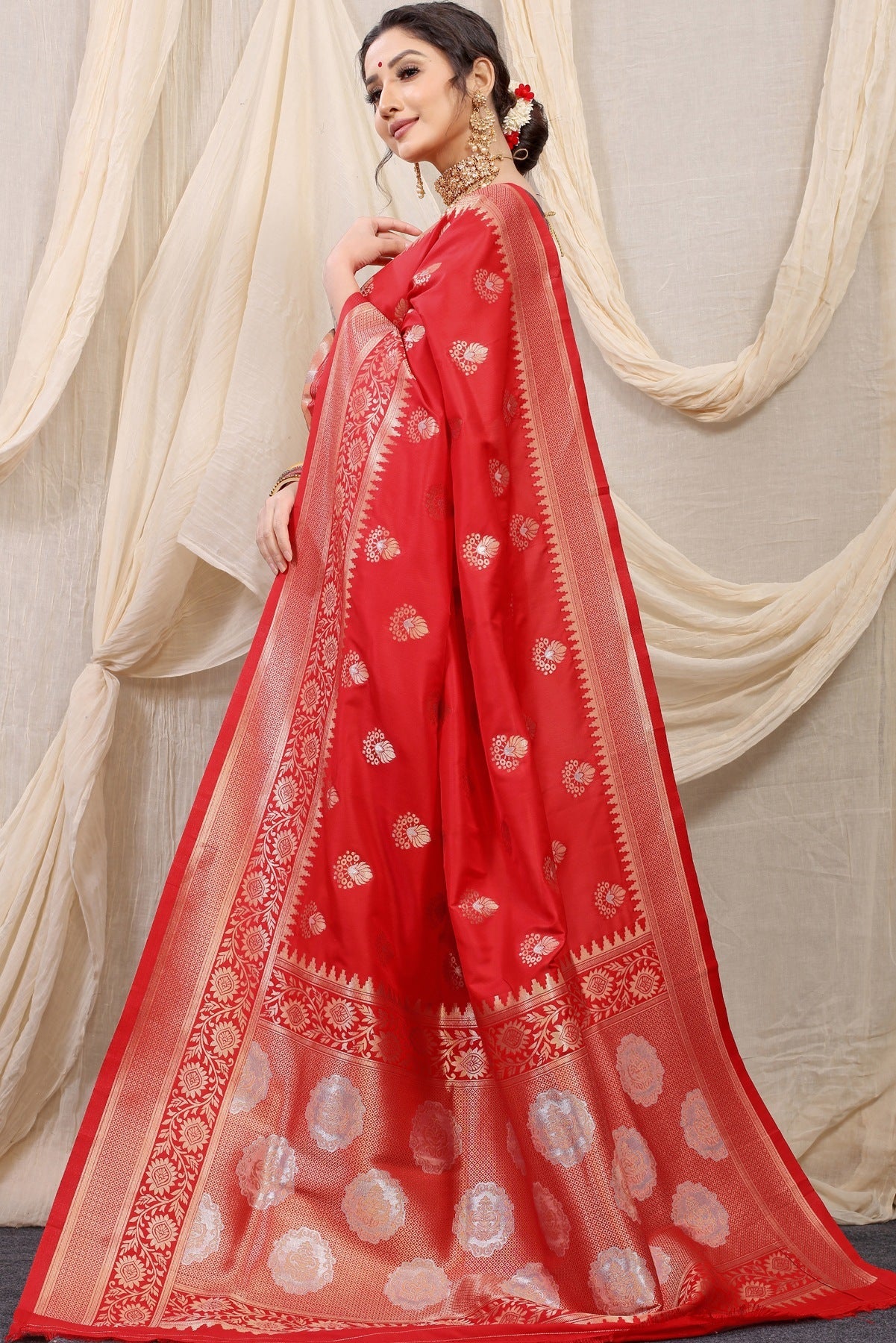 Magnetic Red Kanjivaram Silk With Effervescent Blouse Piece